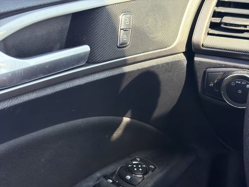 Used 2020 Ford Fusion SE FWD image 27