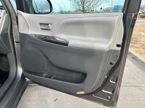 Used 2017 Toyota Sienna XLE Premium image 25