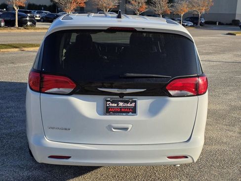 Used 2023 Chrysler Voyager LX image 3