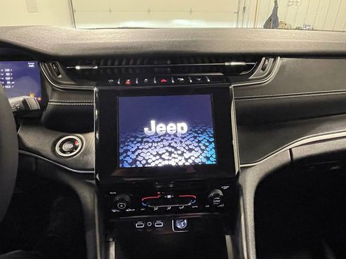 Used 2023 Jeep Grand Cherokee Laredo AWD/4WD image 30