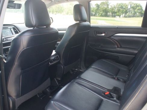 Used 2019 Toyota Highlander XLE FWD image 12