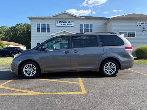 Used 2011 Toyota Sienna XLE FWD image 1