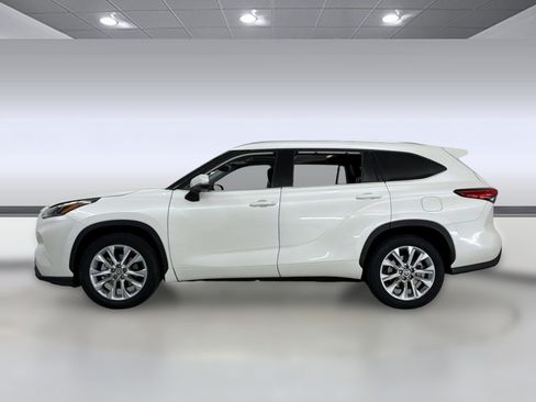 Used 2021 Toyota Highlander Limited FWD image 2