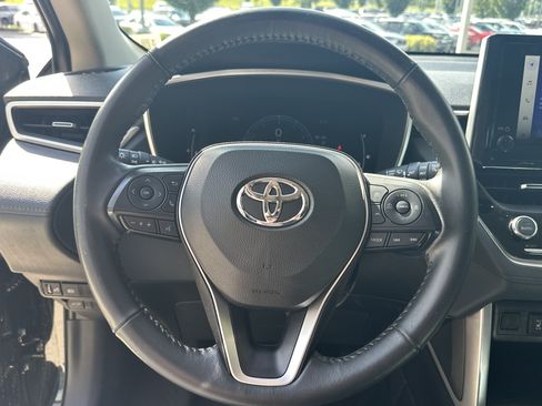Used 2023 Toyota Corolla Cross XLE w/ Convenience Package AWD/4WD image 17