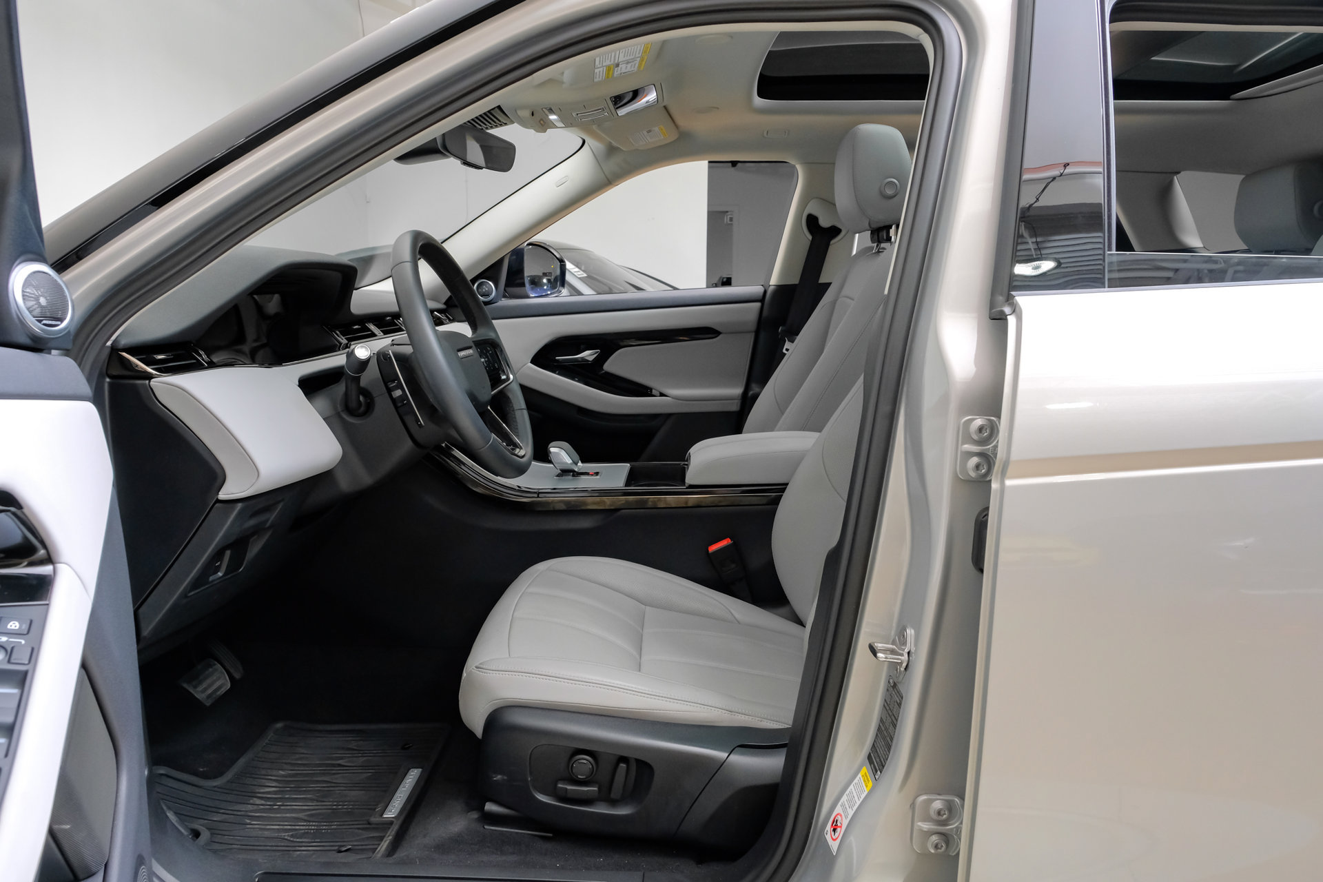 Used 2024 Land Rover Range Rover Evoque S AWD/4WD image 4