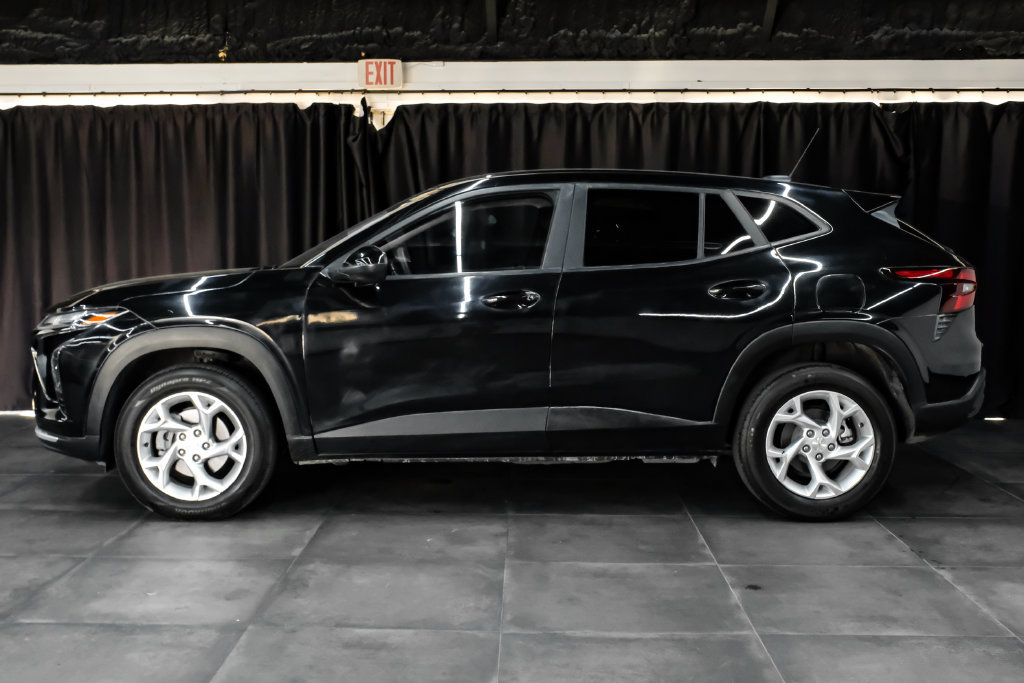 Used 2025 Chevrolet Trax LS w/ LS Convenience Package FWD image 11
