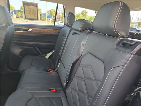 Used 2025 Volkswagen Atlas SE image 12