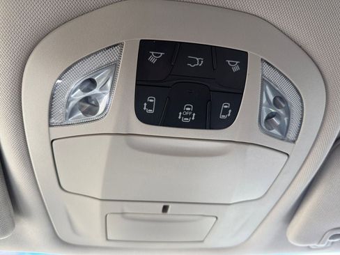 Used 2024 Chrysler Pacifica Touring-L image 25