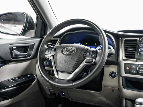 Certified 2019 Toyota Highlander XLE w/ Carpet Mat Package (TMS) FWD image 16