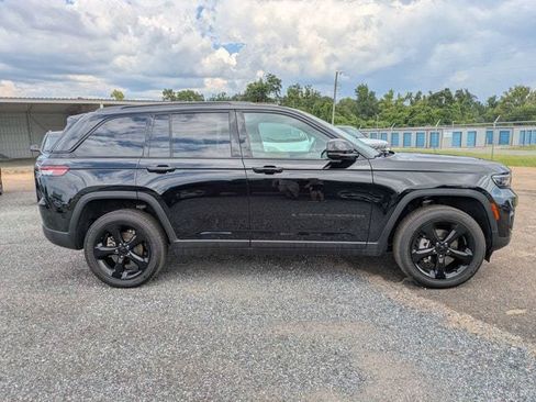 Used 2025 Jeep Grand Cherokee Altitude AWD/4WD image 3