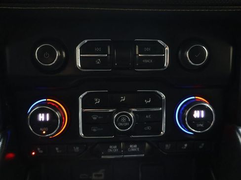 Used 2023 Chevrolet Suburban Premier image 24