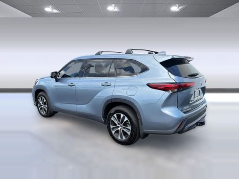 Used 2022 Toyota Highlander XLE image 3