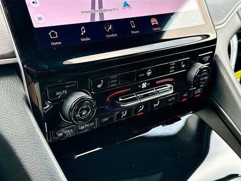 New 2025 Jeep Grand Cherokee Limited w/ Black Appearance Package image 11