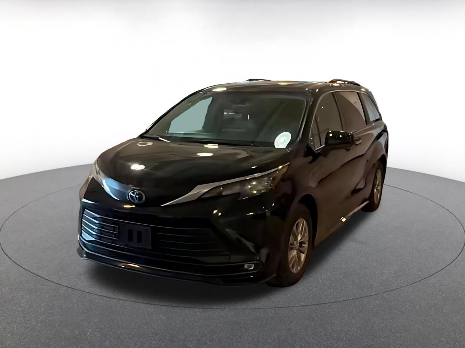 Used 2025 Toyota Sienna XLE FWD image 6