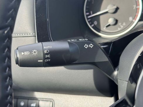 Used 2025 Nissan Pathfinder SL FWD image 23