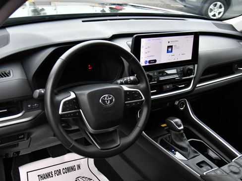 Used 2025 Toyota Grand Highlander AWD image 16