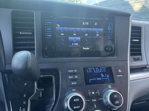 Used 2017 Toyota Sienna LE AWD/4WD image 14