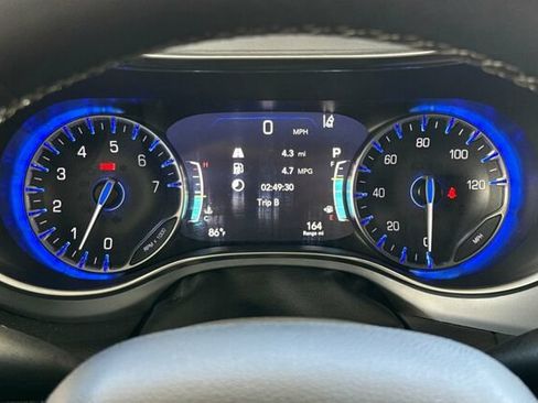 Certified 2025 Chrysler Pacifica Limited FWD image 23
