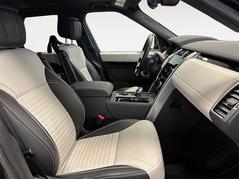 Used 2023 Land Rover Discovery Metropolitan Edition image 15