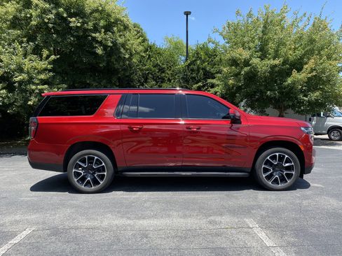 Used 2022 Chevrolet Suburban RST w/ Luxury Package AWD/4WD image 10