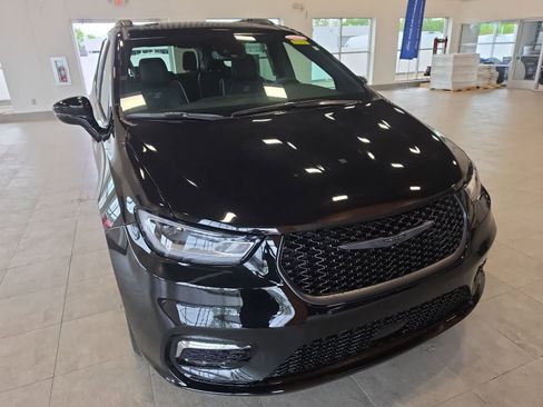 Used 2026 Chrysler Pacifica Limited w/ S Appearance Package FWD image 4