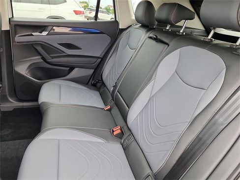 New 2025 Volkswagen Tiguan SE image 15