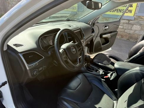 Used 2019 Jeep Cherokee Latitude Plus w/ Comfort/Convenience Group AWD/4WD image 29