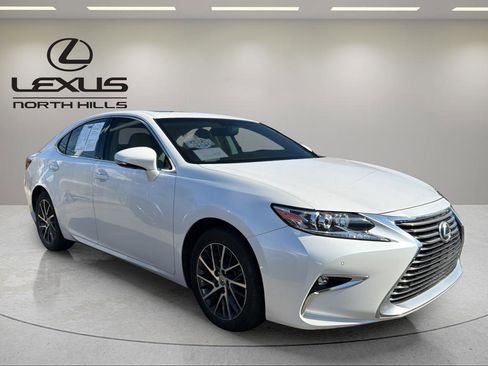 Used 2016 Lexus ES 350 w/ Navigation System Package image 4