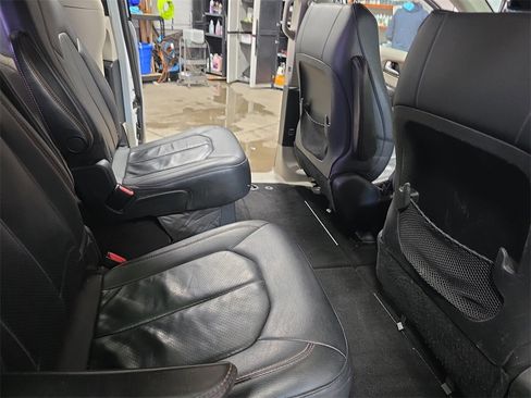 Used 2018 Chrysler Pacifica Touring-L image 11