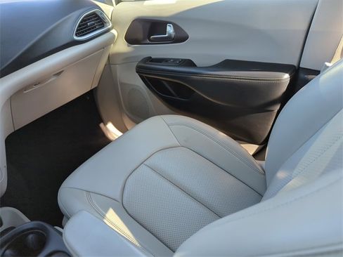 Used 2021 Chrysler Voyager Lxi image 22