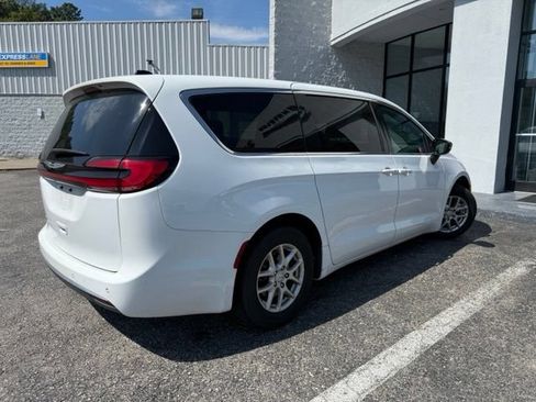 Used 2025 Chrysler Pacifica Select FWD image 3