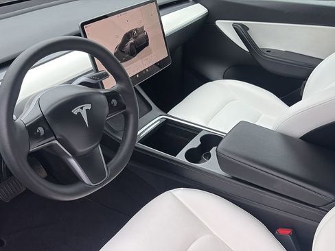 Used 2022 Tesla Model Y Long Range image 10
