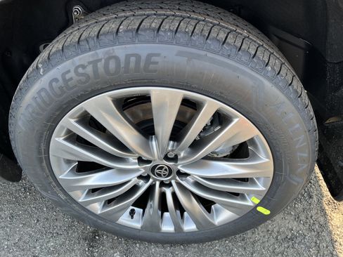 New 2026 Toyota Highlander Platinum image 10