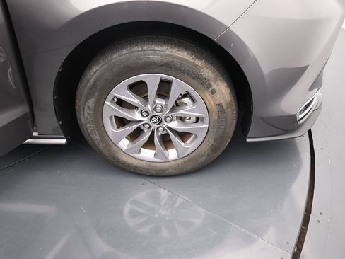 Used 2024 Toyota Sienna XLE FWD image 13