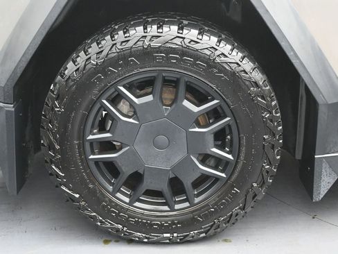 Used 2024 Tesla Cybertruck AWD Crew Cab image 9