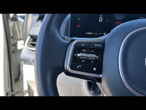 Used 2025 Kia Carnival EX FWD image 10
