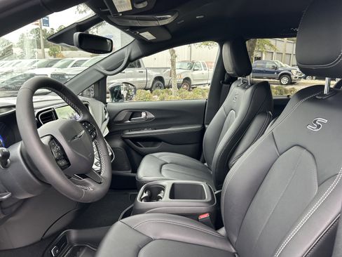 New 2026 Chrysler Pacifica Select w/ S Appearance Package image 14