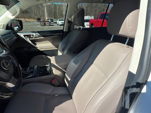 Used 2020 Lexus GX 460 Premium w/ Premium Package image 18