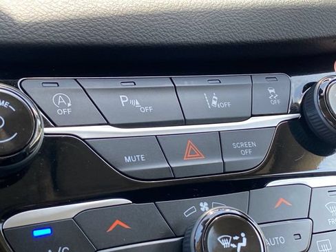 Used 2024 Chrysler Pacifica Touring-L FWD image 19