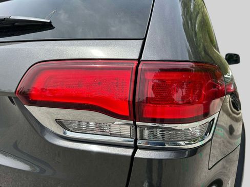 Used 2021 Jeep Grand Cherokee Laredo AWD/4WD image 9