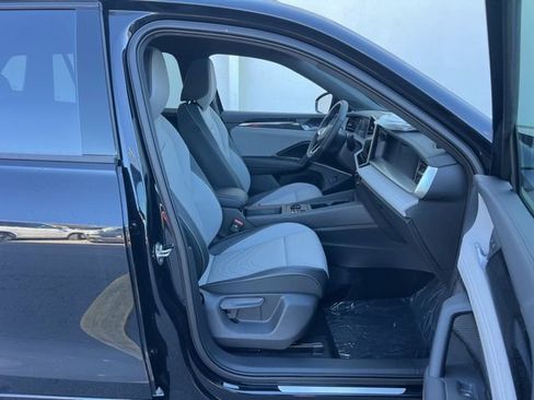 New 2026 Volkswagen Tiguan SE R-Line FWD image 32