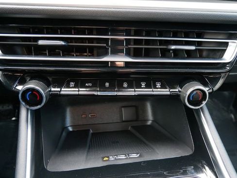 Used 2025 Chevrolet Traverse LT image 16