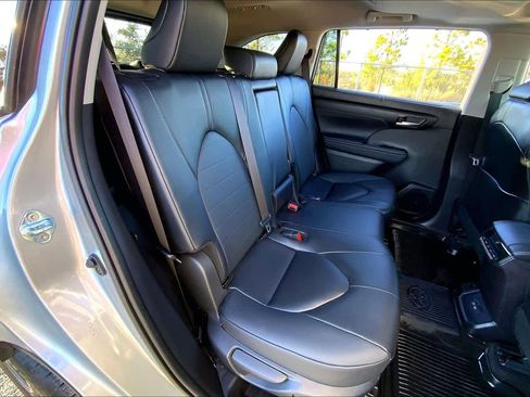 Certified 2025 Toyota Highlander XLE image 18