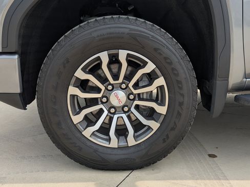 Used 2022 GMC Sierra 1500 AT4 w/ AT4 Premium Package AWD/4WD image 9