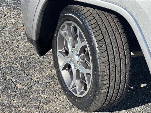 Used 2018 Jeep Grand Cherokee Limited image 27