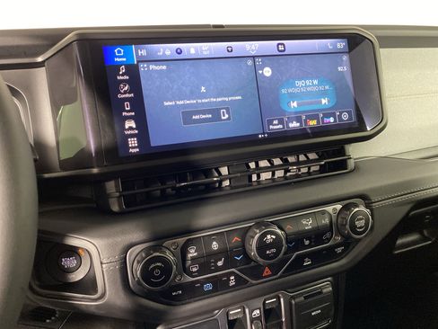 Used 2025 Jeep Wrangler Sahara image 28