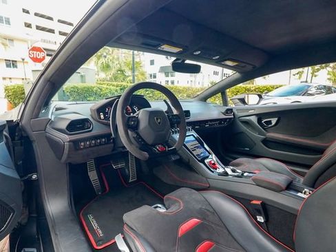 Used 2022 Lamborghini Huracan EVO RWD image 3