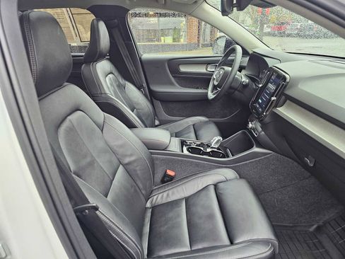 Certified 2024 Volvo XC40 B5 Ultimate w/ Protection Package Premier image 11