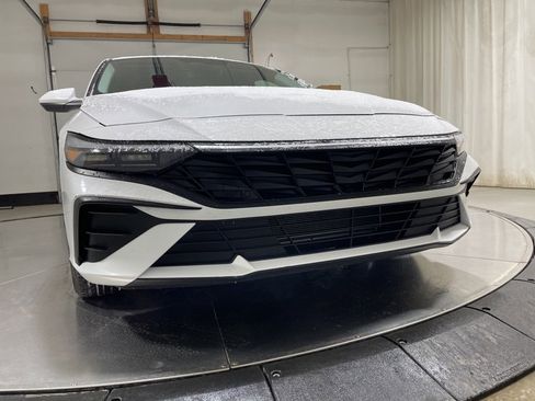 Used 2024 Hyundai Elantra SE image 2