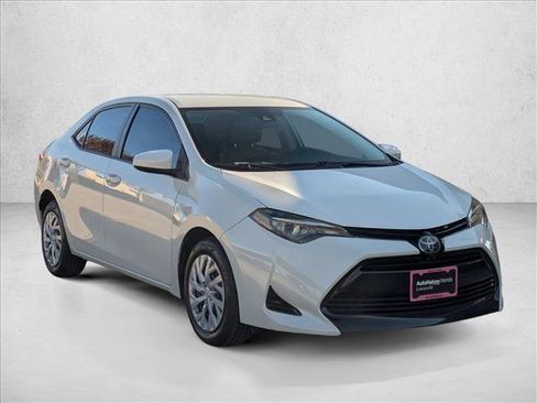 Used 2019 Toyota Corolla LE image 3